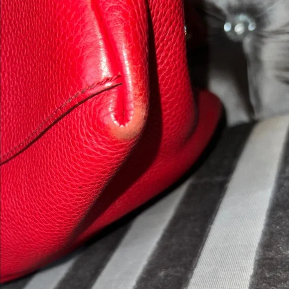 YOU ARE LOOKING AT A TOTAL UNICORN 🦄 Gucci Soho Working Tote in Rare Red Alert 🔴 - Picture 5 of 9